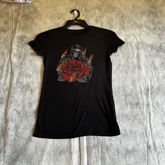 CLASSIC CREW WOMANS SKELETON ROSE GRAPHIC TEE SZ SMALL - Picture 6 of 8